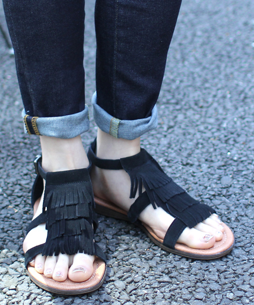 Minnetonka（ミネトンカ）の「MINNETONKA / フロントフリンジ サンダル（サンダル・レディース・ブラック/ブラウン・8/6/7/5）」の2枚目の写真