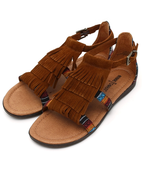 Minnetonka（ミネトンカ）の「MINNETONKA / フロントフリンジ サンダル（サンダル・レディース・ブラック/ブラウン・8/6/7/5）」の17枚目の写真
