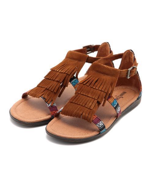 Minnetonka（ミネトンカ）の「MINNETONKA / フロントフリンジ サンダル（サンダル・レディース・ブラック/ブラウン・8/6/7/5）」の13枚目の写真