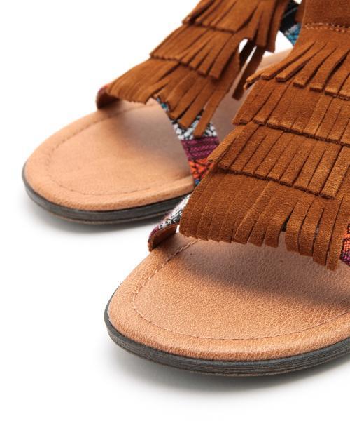 Minnetonka（ミネトンカ）の「MINNETONKA / フロントフリンジ サンダル（サンダル・レディース・ブラック/ブラウン・8/6/7/5）」の3枚目の写真