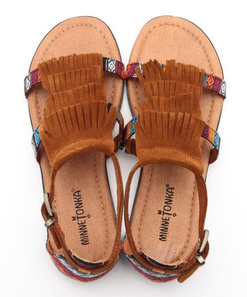 Minnetonka（ミネトンカ）の「MINNETONKA / フロントフリンジ サンダル（サンダル・レディース・ブラック/ブラウン・8/6/7/5）」の19枚目の写真