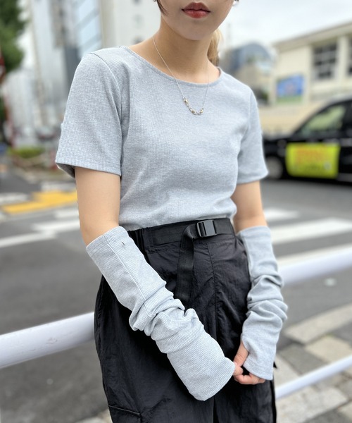one way(ワンウェイ)の「アームウォーマーテレコトップス(Tシャツ/カットソー・レディース・ホワイト/ライトグレー/ライトブルー/ブラック・FREE)」の3枚目の写真