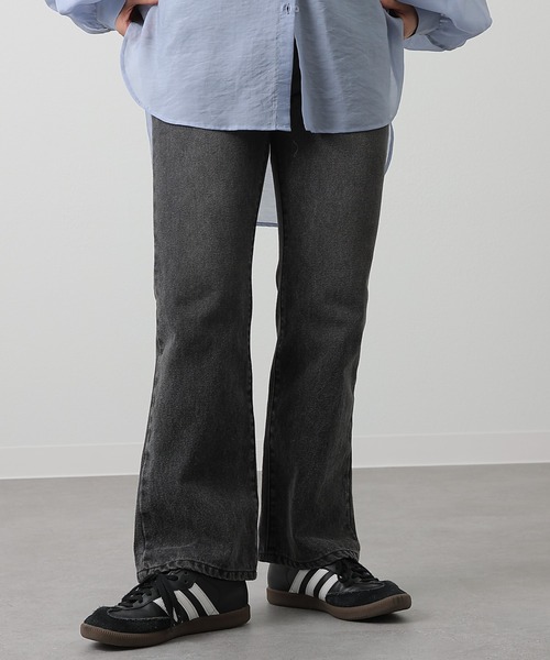 COLONY 2139（コロニートゥーワンスリーナイン）の「フレアデニムパンツ（デニムパンツ・レディース・ブラック/ブルー/ネイビー/サックスブルー/ダークブルー・SMALL/MEDIUM/LARGE）」の2枚目の写真