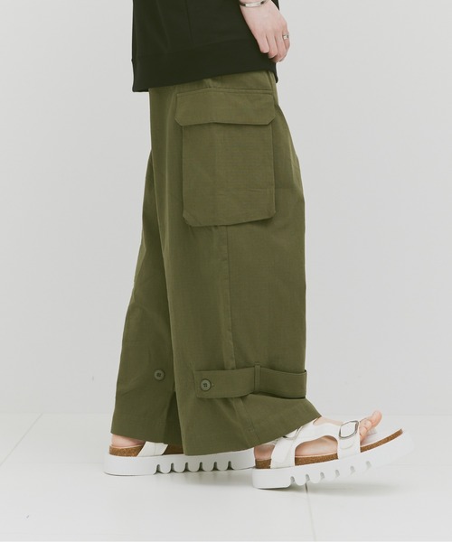 Alpinus（アルピナス）の「Alpinus - Wide straight ripstop cargo pants / ワイドストレート リップストップカーゴパンツ（カーゴパンツ・メンズ・カーキ/ブラック・SMALL/MEDIUM）」の4枚目の写真