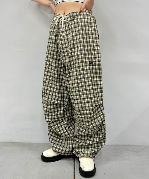 WHO'S WHO gallery（フーズフーギャラリー）の「COOPER FACT パラシュートワイドパンツ（カーゴパンツ・レディース・ホワイト/ブラック/カーキ/ピンク/インディゴブルー/ブラウン/ベージュ/ブラック系その他/サックスブルー/チャコールグレー・FREE）」の5枚目の写真