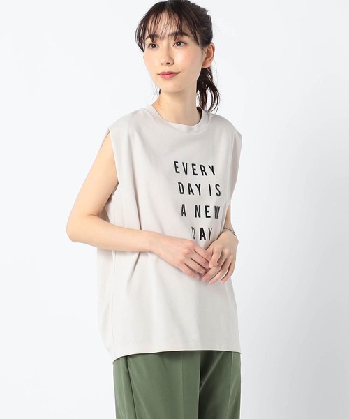 Grand PARK(グランドパーク)の「ロゴ入り タックカットソー(Tシャツ/カットソー・レディース・アイボリー/ホワイト/チャコールグレー・FREE)」の3枚目の写真