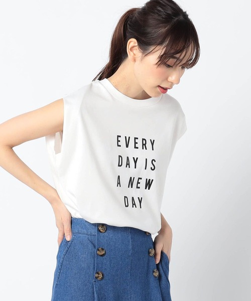 Grand PARK(グランドパーク)の「ロゴ入り タックカットソー(Tシャツ/カットソー・レディース・アイボリー/ホワイト/チャコールグレー・FREE)」の1枚目の写真