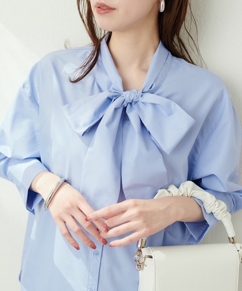 natural couture（ナチュラルクチュール）の「BIGボータイシャツブラウス（シャツ/ブラウス・レディース・オフホワイト/サックスブルー/ストライプ・FREE）」の3枚目の写真