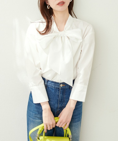 natural couture（ナチュラルクチュール）の「BIGボータイシャツブラウス（シャツ/ブラウス・レディース・オフホワイト/サックスブルー/ストライプ・FREE）」の4枚目の写真