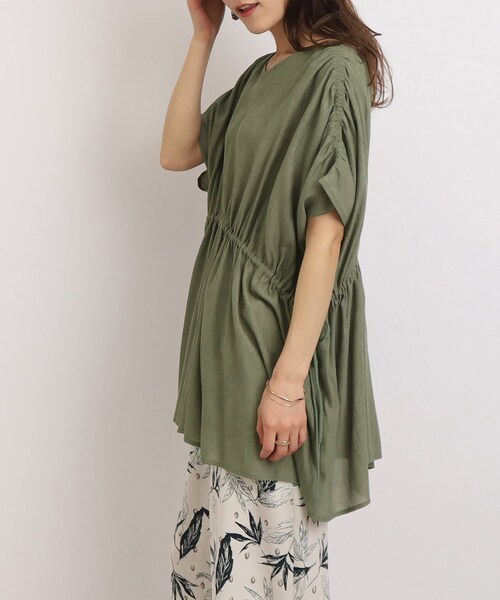 SHOO・LA・RUE（シューラルー）の「◆【ゆるっと着映える】ウエストシャーリングブラウス（シャツ/ブラウス・レディース・カーキ/ブラック/オフホワイト・00）」の3枚目の写真