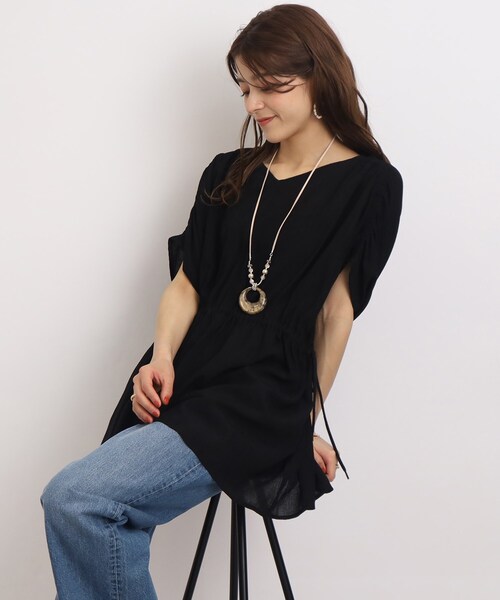 SHOO・LA・RUE（シューラルー）の「◆【ゆるっと着映える】ウエストシャーリングブラウス（シャツ/ブラウス・レディース・カーキ/ブラック/オフホワイト・00）」の2枚目の写真