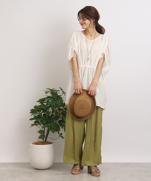 SHOO・LA・RUE（シューラルー）の「◆【ゆるっと着映える】ウエストシャーリングブラウス（シャツ/ブラウス・レディース・カーキ/ブラック/オフホワイト・00）」の5枚目の写真