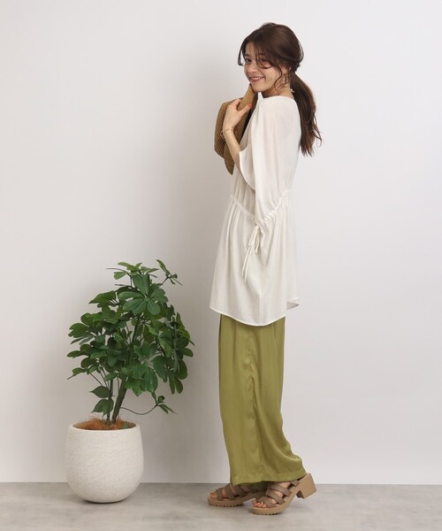 SHOO・LA・RUE（シューラルー）の「◆【ゆるっと着映える】ウエストシャーリングブラウス（シャツ/ブラウス・レディース・カーキ/ブラック/オフホワイト・00）」の6枚目の写真