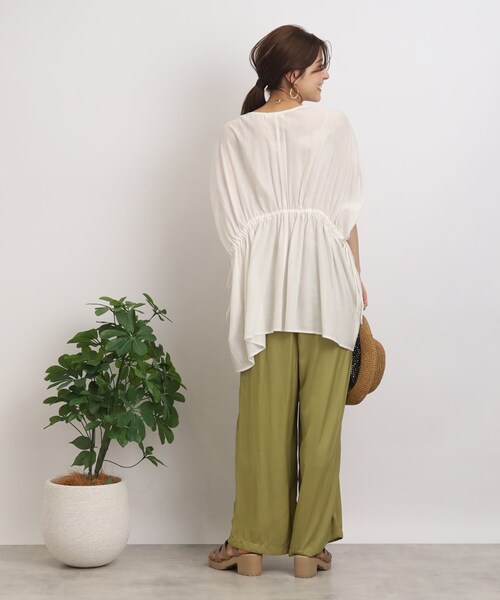 SHOO・LA・RUE（シューラルー）の「◆【ゆるっと着映える】ウエストシャーリングブラウス（シャツ/ブラウス・レディース・カーキ/ブラック/オフホワイト・00）」の7枚目の写真