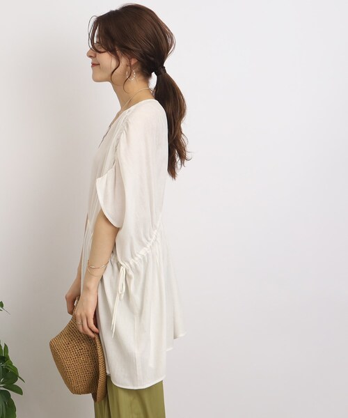 SHOO・LA・RUE（シューラルー）の「◆【ゆるっと着映える】ウエストシャーリングブラウス（シャツ/ブラウス・レディース・カーキ/ブラック/オフホワイト・00）」の8枚目の写真