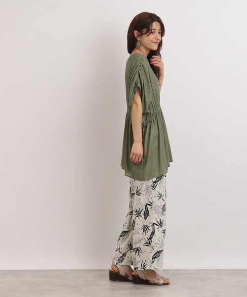 SHOO・LA・RUE（シューラルー）の「◆【ゆるっと着映える】ウエストシャーリングブラウス（シャツ/ブラウス・レディース・カーキ/ブラック/オフホワイト・00）」の17枚目の写真