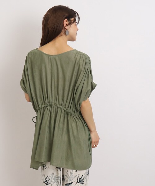 SHOO・LA・RUE（シューラルー）の「◆【ゆるっと着映える】ウエストシャーリングブラウス（シャツ/ブラウス・レディース・カーキ/ブラック/オフホワイト・00）」の21枚目の写真