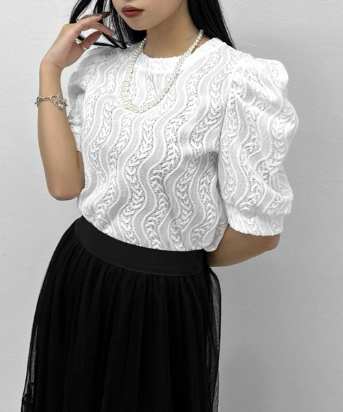 LVEU.（ラブユ.）の「【ZOZOTOWN限定】Leaf lace puff sleeve tops  / パールネックレス付きリーフ柄レースパフスリーブトップス（Tシャツ/カットソー・レディース・ブラック/ホワイト・FREE）」の2枚目の写真
