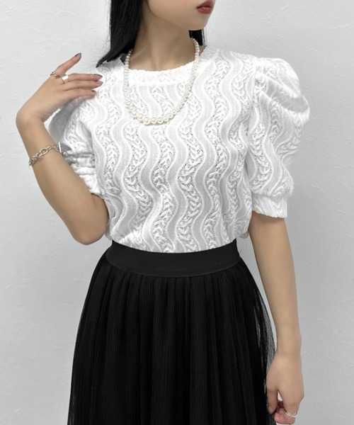 LVEU.（ラブユ.）の「【ZOZOTOWN限定】Leaf lace puff sleeve tops  / パールネックレス付きリーフ柄レースパフスリーブトップス（Tシャツ/カットソー・レディース・ブラック/ホワイト・FREE）」の4枚目の写真