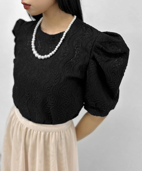 LVEU.（ラブユ.）の「【ZOZOTOWN限定】Leaf lace puff sleeve tops  / パールネックレス付きリーフ柄レースパフスリーブトップス（Tシャツ/カットソー・レディース・ブラック/ホワイト・FREE）」の18枚目の写真