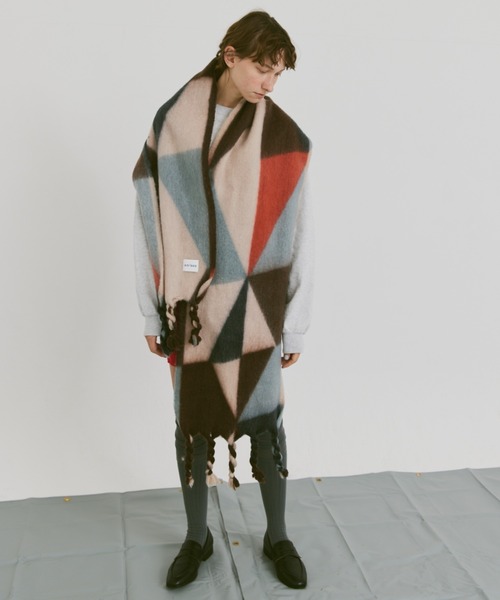 un/neu（アンノイ）の「幾何学パターンボリュームマフラー（マフラー・レディース・グリーン/レッド/ベージュ・FREE）」の2枚目の写真