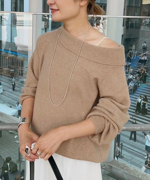 SHENERY（シーナリー）の「オフショルダーニットプルオーバー（ニット/セーター・レディース・オフホワイト/ベージュ/ブラック・FREE）」の3枚目の写真