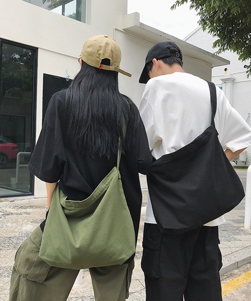 Ressaca(レサーカ)の「キャンバスショルダーバッグ ユニセックス A4サイズ収納可能 アジャスターベルト付き(ショルダーバッグ・メンズ・ブラウン/カーキ/オフホワイト/ブラック・FREE)」の8枚目の写真