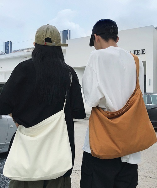 Ressaca(レサーカ)の「キャンバスショルダーバッグ ユニセックス A4サイズ収納可能 アジャスターベルト付き(ショルダーバッグ・メンズ・ブラウン/カーキ/オフホワイト/ブラック・FREE)」の9枚目の写真