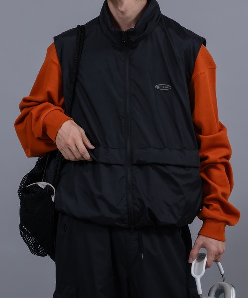 Perushu（ペルーシュ）の「スタンドネックナイロンベスト（ベスト・メンズ・オフホワイト/ネイビー/ブラック/グレイッシュベージュ・MEDIUM/LARGE）」の9枚目の写真