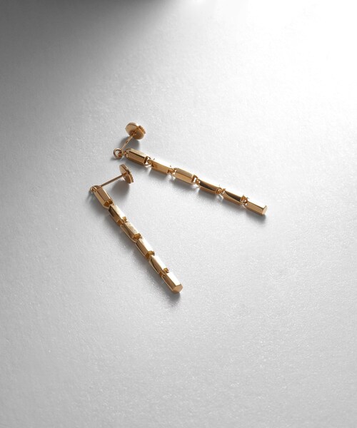 COCOSHNIK(ココシュニック)の「K18ヘキサゴンカットチェーン スタッドピアス 小(ピアス(両耳用)・レディース・イエローゴールド・00)」の2枚目の写真
