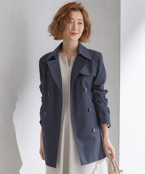 23区（ニジュウサンク）の「コットンポリエステルギャバジン ショート トレンチコート（トレンチコート・レディース・ベージュ系/黄土色系/ネイビー系・34/32/30）」の3枚目の写真