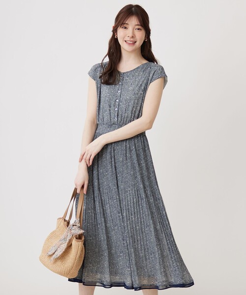 ANY SIS(エニィスィス)の「【洗える】フラワープリーツ ワンピース(ワンピース・レディース・ブラック系4/ライトグリーン系4/アイボリー系4・4)」の3枚目の写真