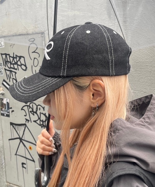 Never mind the XU / Chikashitsu+(ネバーマインド ザ エックスユー / チカシツプラス)の「韓国ファッション nmtc + エヌエムティーシープラス ribbon denim cap リボン ステッチ デニムキャップ デニム ボールキャップ ロゴキャップ 帽子 ストリートファッション 韓国ストリート(キャップ・レディース・ネイビー/ブラック/ホワイト・ONE SIZE)」の11枚目の写真