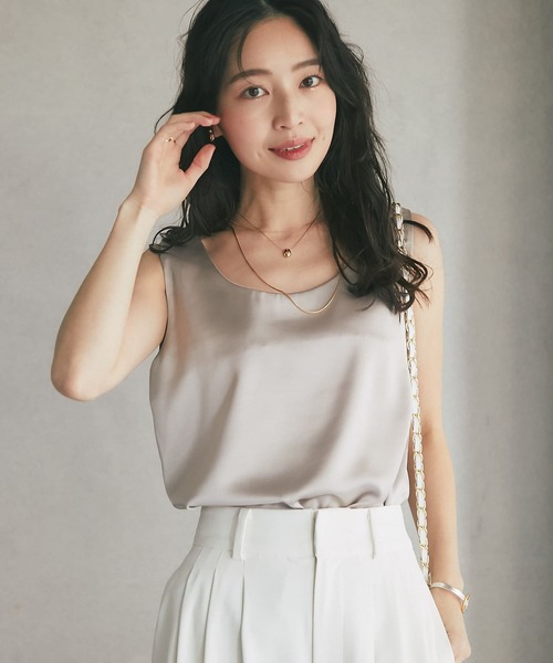 La boutique BonBon（ラブティックボンボン）の「サテン２WAYタンク（タンクトップ・レディース・ベージュ/ピンクベージュ/グレイッシュベージュ・FREE）」の5枚目の写真