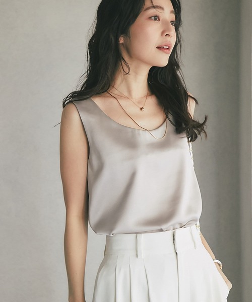 La boutique BonBon（ラブティックボンボン）の「サテン２WAYタンク（タンクトップ・レディース・ベージュ/ピンクベージュ/グレイッシュベージュ・FREE）」の4枚目の写真