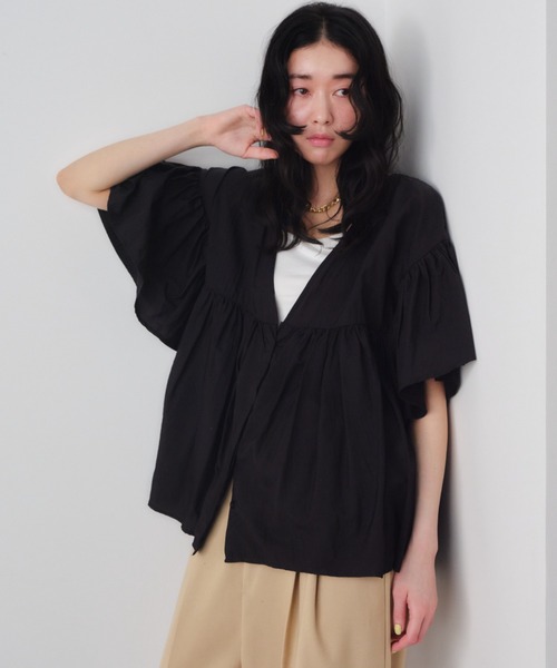Shelly island（シェリーアイランド）の「2WAYギャザーブラウス（シャツ/ブラウス・レディース・ブラック/ベージュ・FREE）」の2枚目の写真