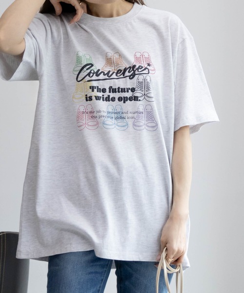 CONVERSE(コンバース)の「CONVERSE カラフルシューズプリントBIGTシャツ(Tシャツ/カットソー・レディース・チャコールグレー/ネイビー/オートミール・M/L)」の2枚目の写真