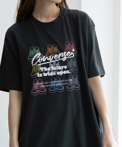 CONVERSE(コンバース)の「CONVERSE カラフルシューズプリントBIGTシャツ(Tシャツ/カットソー・レディース・チャコールグレー/ネイビー/オートミール・M/L)」の1枚目の写真