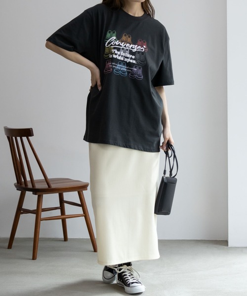 CONVERSE(コンバース)の「CONVERSE カラフルシューズプリントBIGTシャツ(Tシャツ/カットソー・レディース・チャコールグレー/ネイビー/オートミール・M/L)」の6枚目の写真