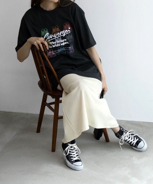 CONVERSE(コンバース)の「CONVERSE カラフルシューズプリントBIGTシャツ(Tシャツ/カットソー・レディース・チャコールグレー/ネイビー/オートミール・M/L)」の4枚目の写真