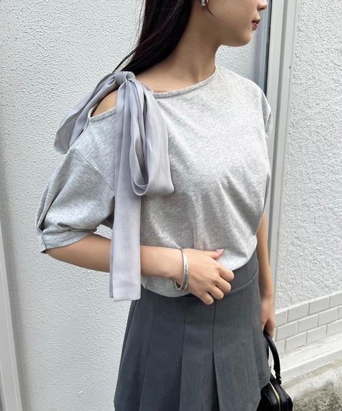 akiki リボンワンショルダートップス akiki⭐︎ワンショルダートップス⭐︎リボン