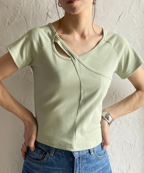 She's Closet(シーズクローゼット)の「アシンメトリーカットアウト半袖クロップ丈ショートTシャツ(Tシャツ/カットソー・レディース・ブラック/チャコールグレー/グリーン/クリーム・FREE)」の4枚目の写真