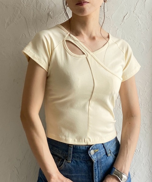 She's Closet(シーズクローゼット)の「アシンメトリーカットアウト半袖クロップ丈ショートTシャツ(Tシャツ/カットソー・レディース・ブラック/チャコールグレー/グリーン/クリーム・FREE)」の3枚目の写真