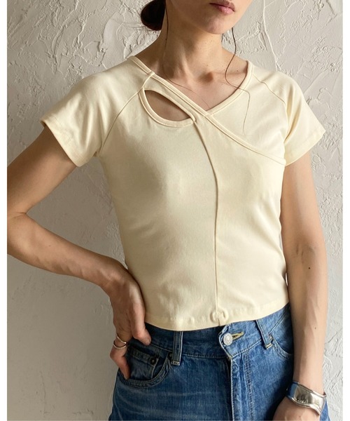 She's Closet(シーズクローゼット)の「アシンメトリーカットアウト半袖クロップ丈ショートTシャツ(Tシャツ/カットソー・レディース・ブラック/チャコールグレー/グリーン/クリーム・FREE)」の5枚目の写真