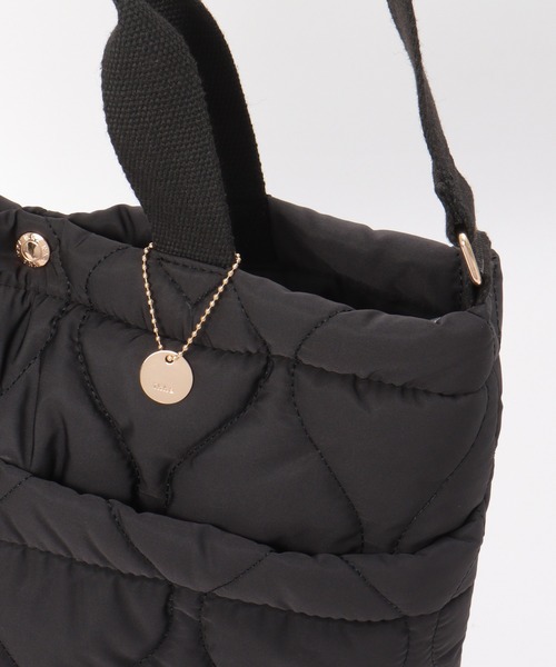 ikka(イッカ)の「キルティングビッグトートバッグ(ショルダーバッグ・レディース・ブラック/オフホワイト/グレー/ブルー・FREE)」の8枚目の写真