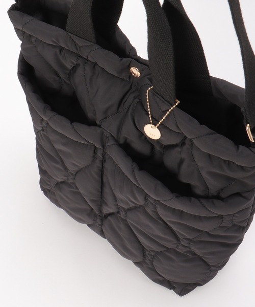 ikka(イッカ)の「キルティングビッグトートバッグ(ショルダーバッグ・レディース・ブラック/オフホワイト/グレー/ブルー・FREE)」の9枚目の写真