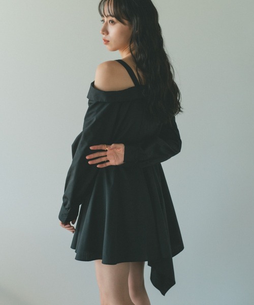 VANNIE U(ヴァニーユー)の「イレギュラーヘムオフショルミニワンピース(シャツワンピース・レディース・ブラック/ホワイト・FREE)」の9枚目の写真