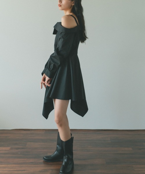 VANNIE U(ヴァニーユー)の「イレギュラーヘムオフショルミニワンピース(シャツワンピース・レディース・ブラック/ホワイト・FREE)」の4枚目の写真