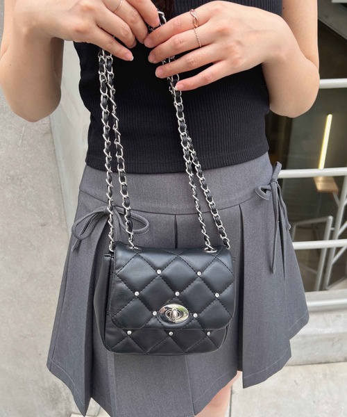 INGNI(イング)の「ビジューキルティングミニショルダー(ショルダーバッグ・レディース・オフホワイト/ブラック・ONE SIZE)」の2枚目の写真