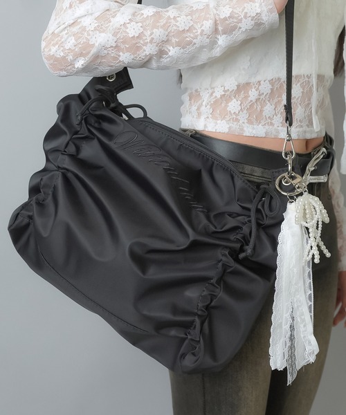 SPINNS（スピンズ）の「シャーリングナイロンショルダーバッグ バレエコア（ショルダーバッグ・レディース・レッド/ブラック・ONESIZE）」の2枚目の写真